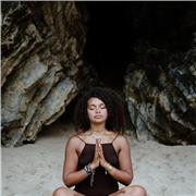 Professeure de yoga passionnée depuis 2016. J'offre des cours sur mesure alliant créativité et gestion du stress.